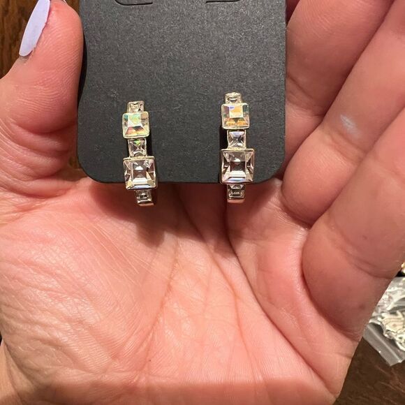 BEAUTIFUL VINTAGE GIVENCHY GOLD RHINESTONES CLIP EARRINGS. - Picture 6 of 6